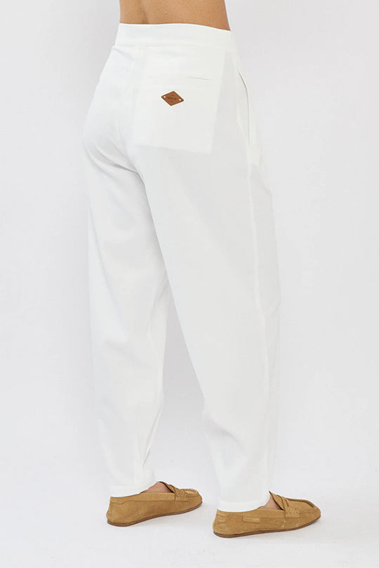 מכנס ארוך לנשים בצבע לבן בגזרה רחבה