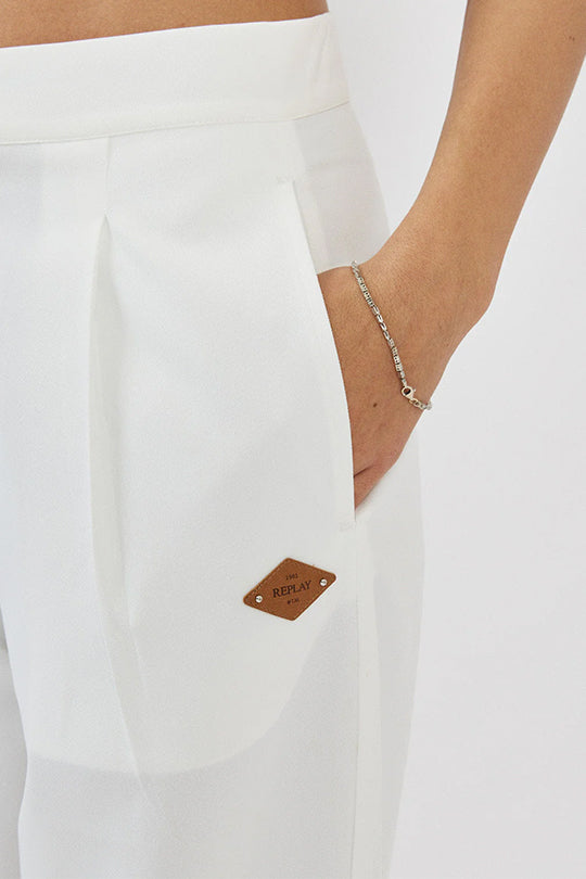 מכנס ארוך לנשים בצבע לבן בגזרה רחבה