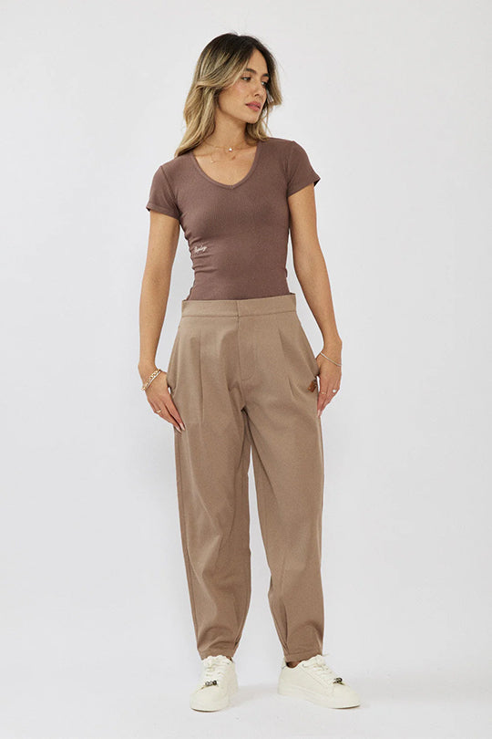 מכנסיים מחויטים לנשים בגזרת ג׳וגר בצבע חום בהיר