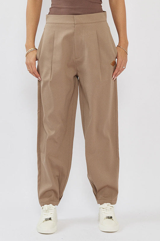 מכנסיים מחויטים לנשים בגזרת ג׳וגר בצבע חום בהיר