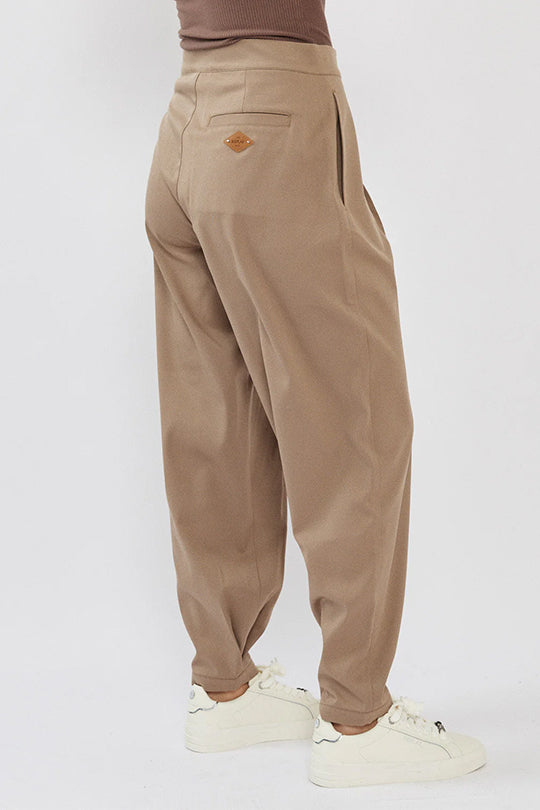 מכנסיים מחויטים לנשים בגזרת ג׳וגר בצבע חום בהיר