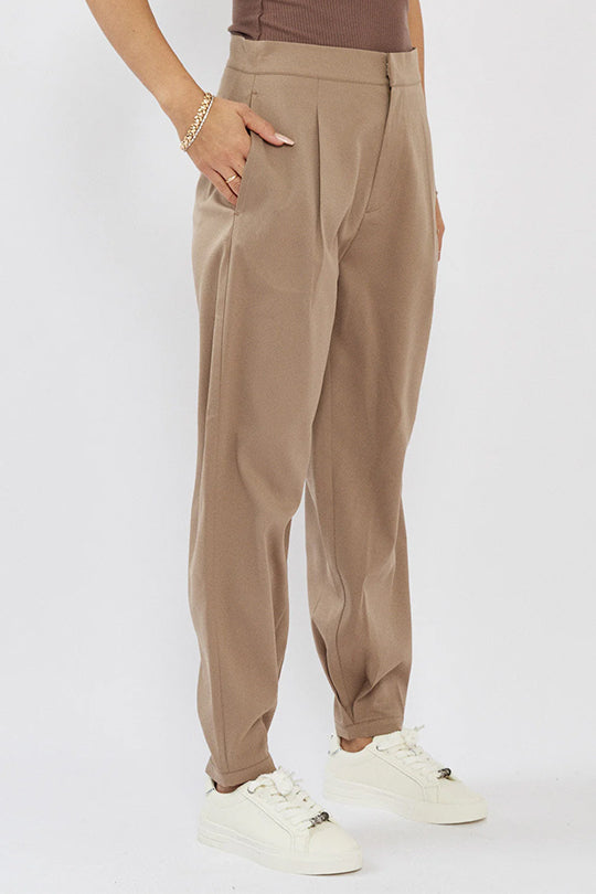 מכנסיים מחויטים לנשים בגזרת ג׳וגר בצבע חום בהיר