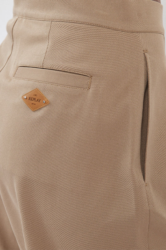 מכנסיים מחויטים לנשים בגזרת ג׳וגר בצבע חום בהיר