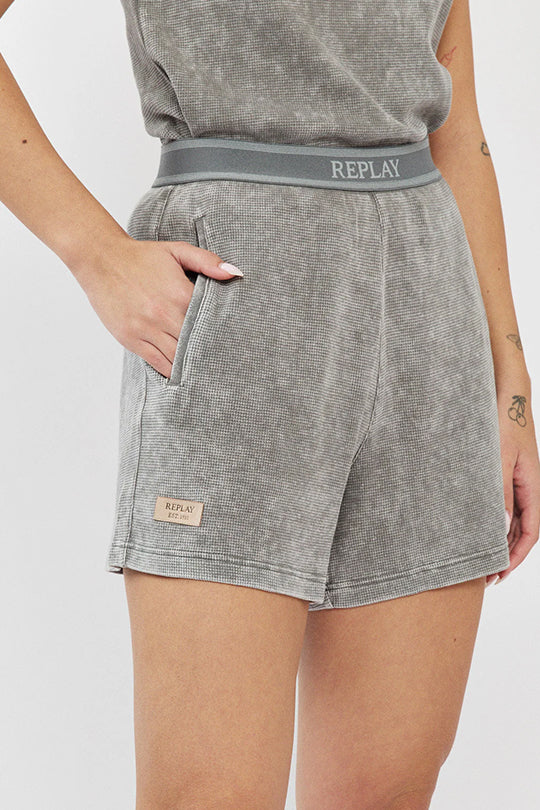 מכנסיים קצרים לנשים בצבע אפור כהה