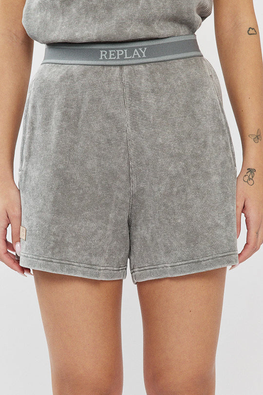 מכנסיים קצרים לנשים בצבע אפור כהה