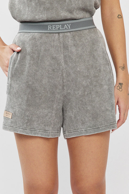 מכנסיים קצרים לנשים בצבע אפור כהה