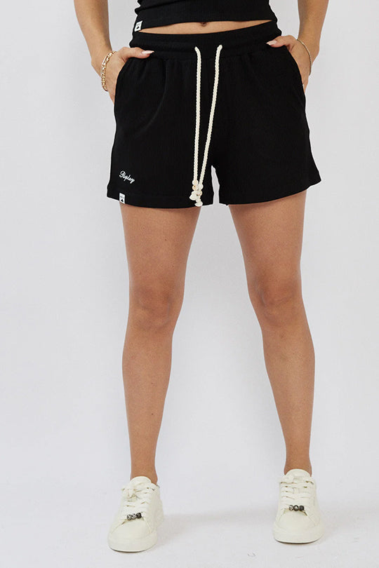 מכנסיים קצרים לנשים בצבע שחור עם לוגו