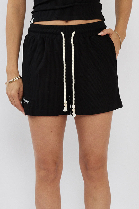 מכנסיים קצרים לנשים בצבע שחור עם לוגו