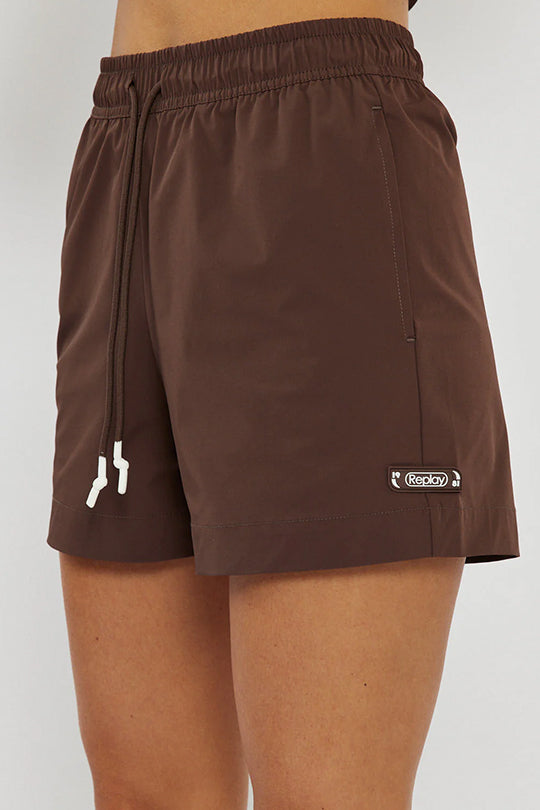 מכנסיים קצרים לנשים בצבע חום