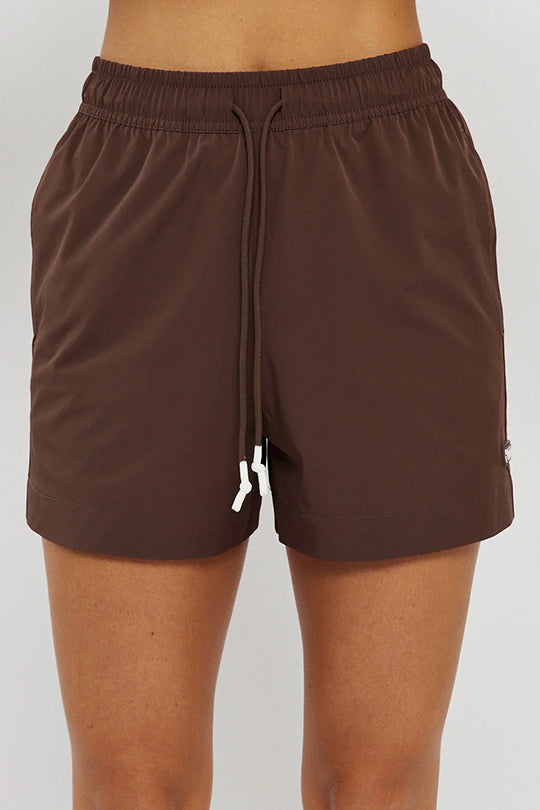 מכנסיים קצרים לנשים בצבע חום