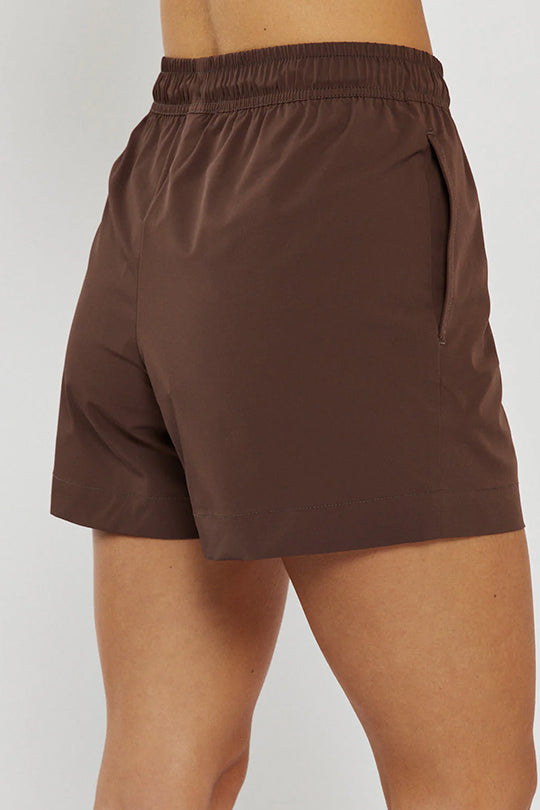 מכנסיים קצרים לנשים בצבע חום