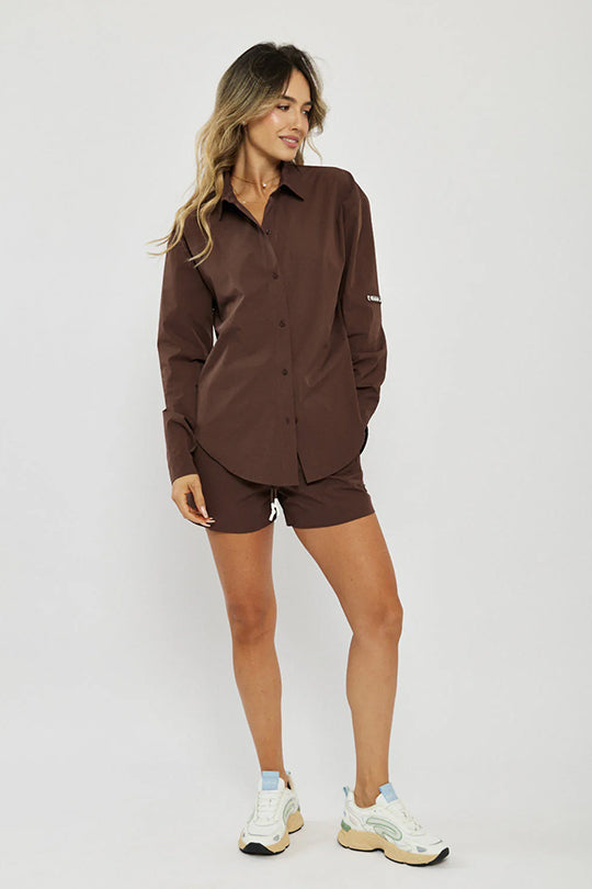 מכנסיים קצרים לנשים בצבע חום