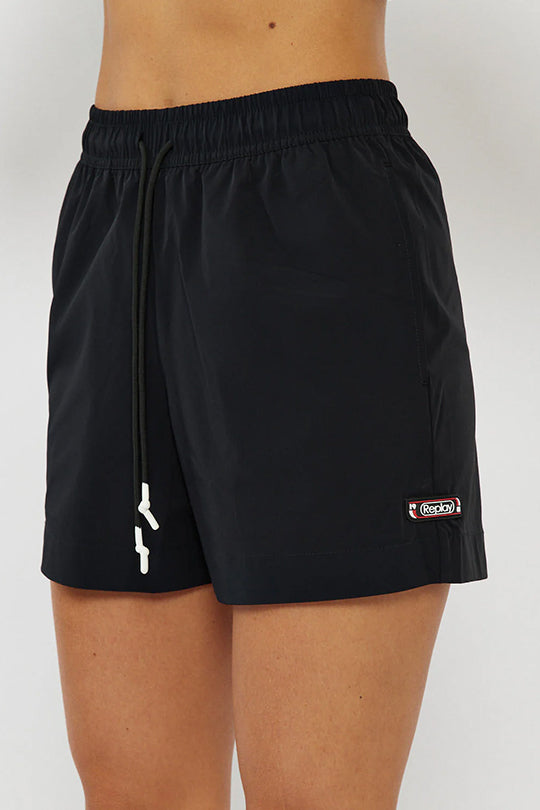 מכנסיים קצרים לנשים בצבע שחור