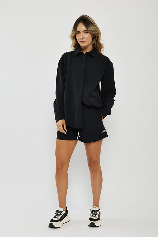 מכנסיים קצרים לנשים בצבע שחור