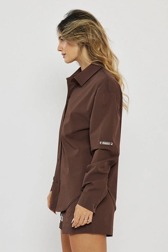 חולצה מכופתרת לנשים בצבע חום