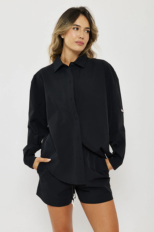 חולצה מכופתרת לנשים בצבע שחור