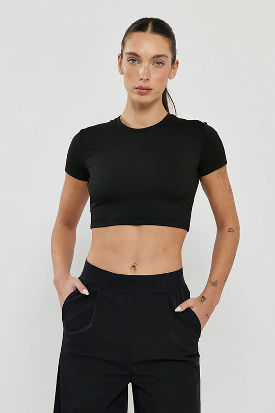 טי-שירט קצרה לנשים בגזרת קרופ בצבע שחור