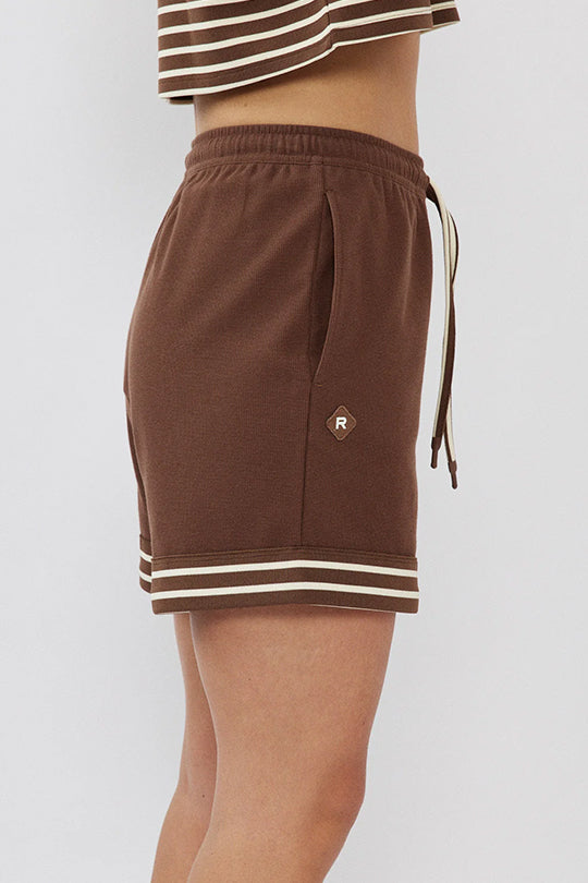 מכנסיים קצרים לנשים בצבע חום עם פסים