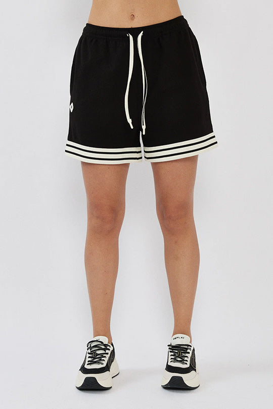 מכנסיים קצרים לנשים בצבע שחור עם פסים