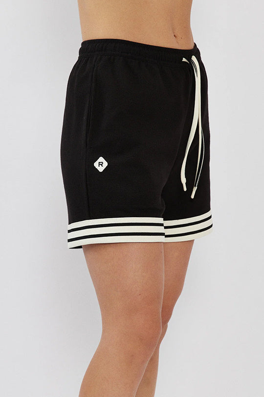 מכנסיים קצרים לנשים בצבע שחור עם פסים