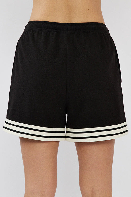 מכנסיים קצרים לנשים בצבע שחור עם פסים