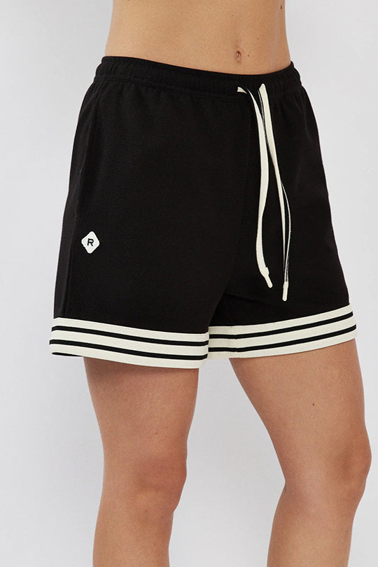 מכנסיים קצרים לנשים בצבע שחור עם פסים