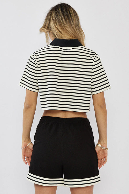 טי-שירט קצרה לנשים בצבע שמנת עם פסים