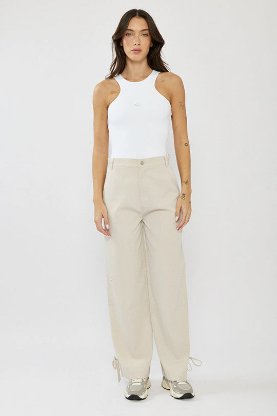 מכנסיים לנשים בצבע בז׳ עם קשירה בתחתית