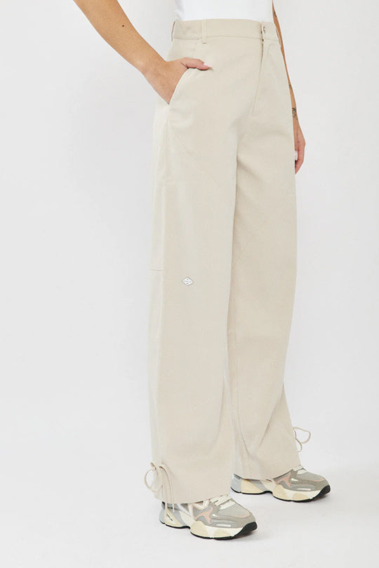 מכנסיים לנשים בצבע בז׳ עם קשירה בתחתית