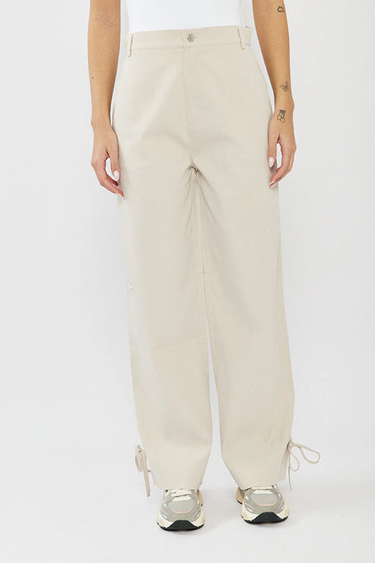 מכנסיים לנשים בצבע בז׳ עם קשירה בתחתית