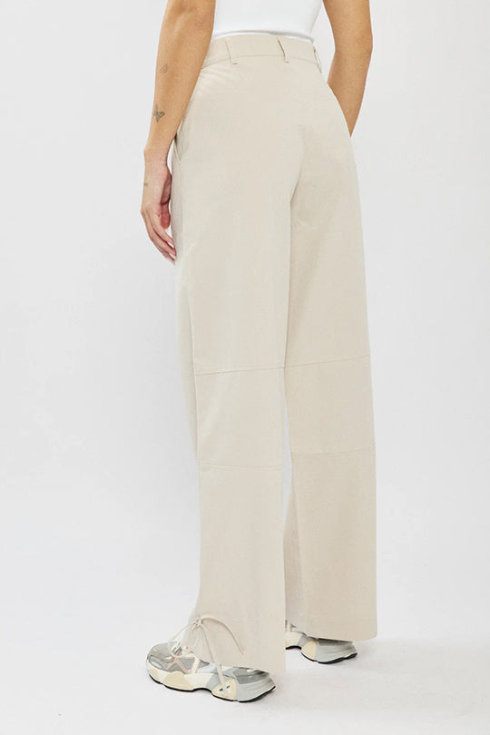 מכנסיים לנשים בצבע בז׳ עם קשירה בתחתית