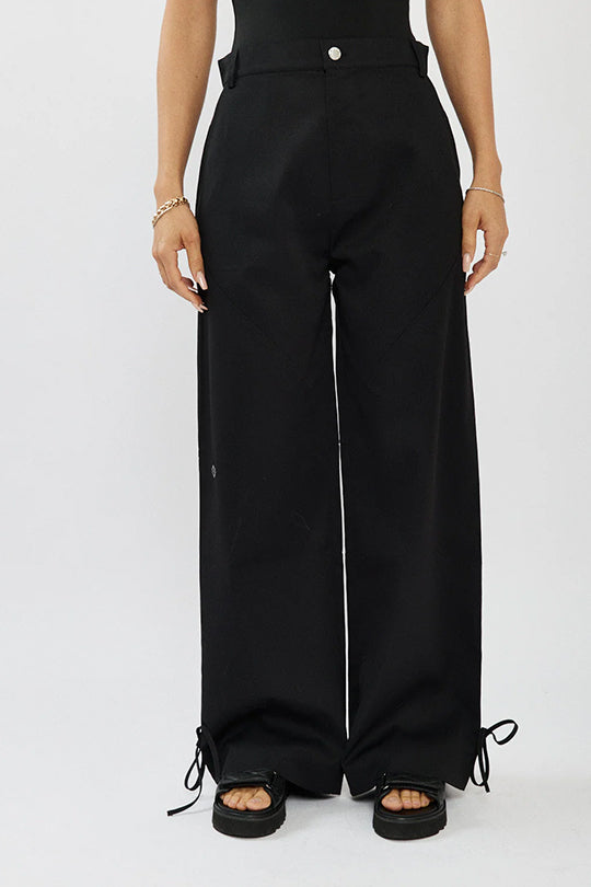 מכנסיים ארוכים לנשים בצבע שחור