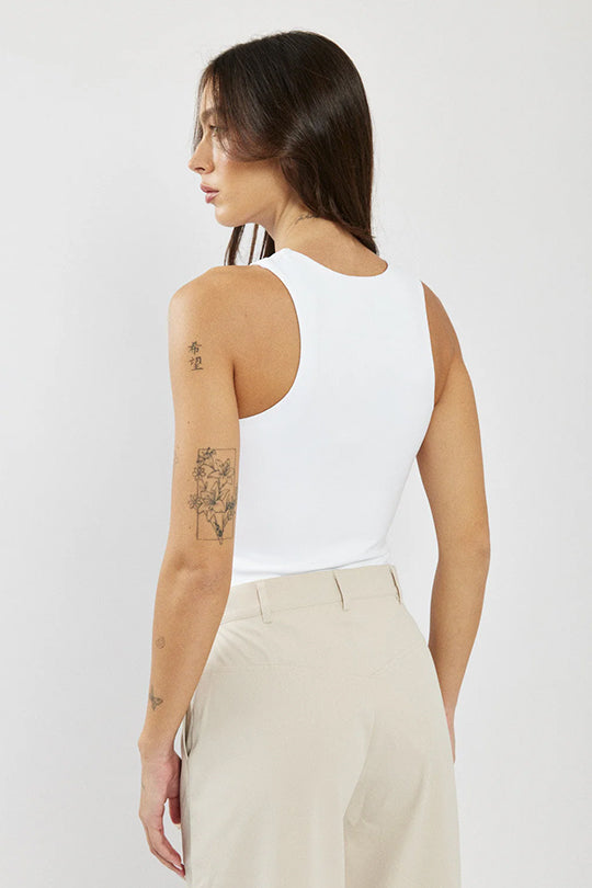 גופייה צמודה לנשים בצבע לבן עם מפתח גבוה