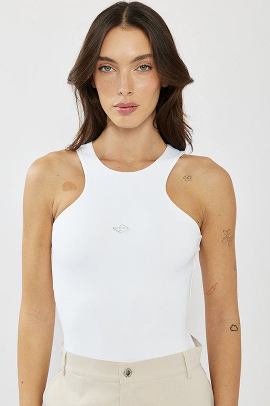 גופייה צמודה לנשים בצבע לבן עם מפתח גבוה