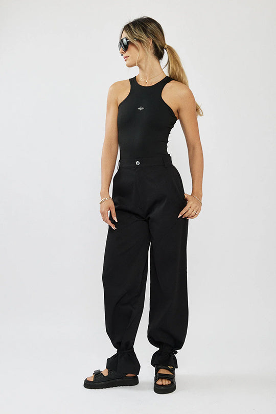 גופיית קולר לנשים בצבע שחור