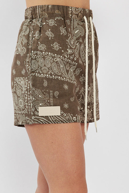 מכנסיים קצרים לנשים בצבע חום עם הדפס פייזלי