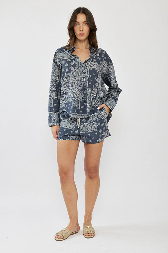 מכנסיים קצרים לנשים בצבע כחול עם הדפס פייזלי