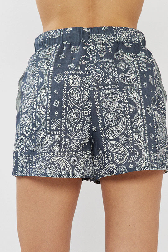 מכנסיים קצרים לנשים בצבע כחול עם הדפס פייזלי