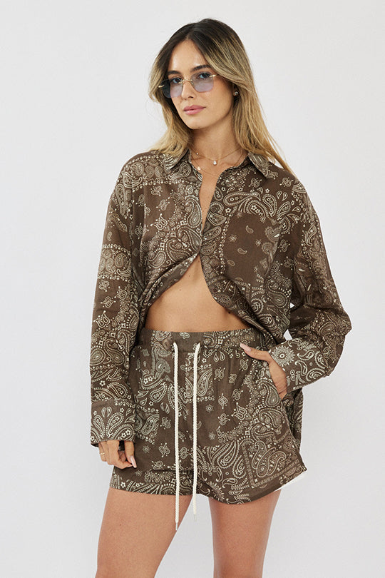 חולצה מכופתרת לנשים בצבע חום עם הדפס פייזלי