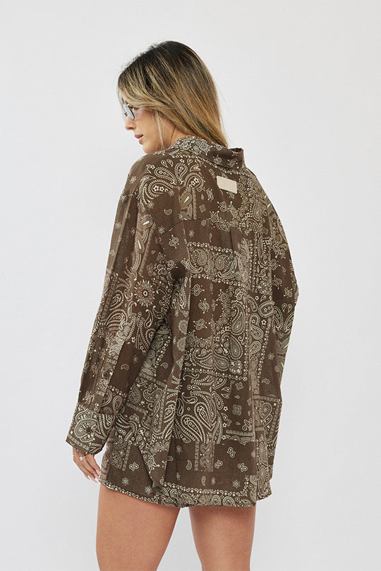 חולצה מכופתרת לנשים בצבע חום עם הדפס פייזלי