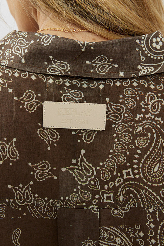 חולצה מכופתרת לנשים בצבע חום עם הדפס פייזלי