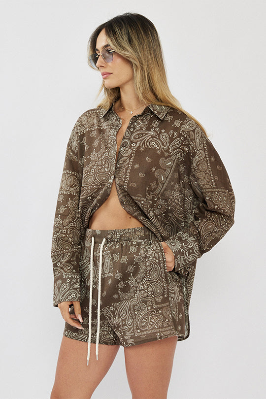 חולצה מכופתרת לנשים בצבע חום עם הדפס פייזלי