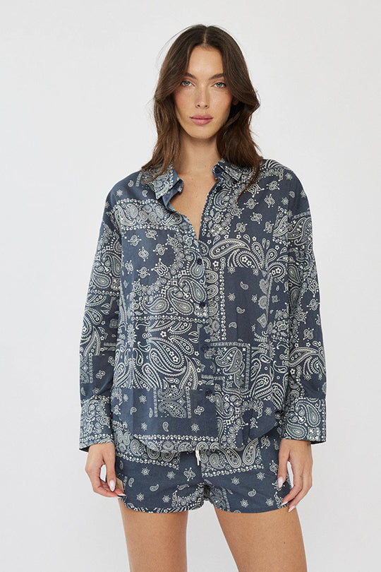 חולצה מכופתרת לנשים בצבע כחול עם הדפס פייזלי