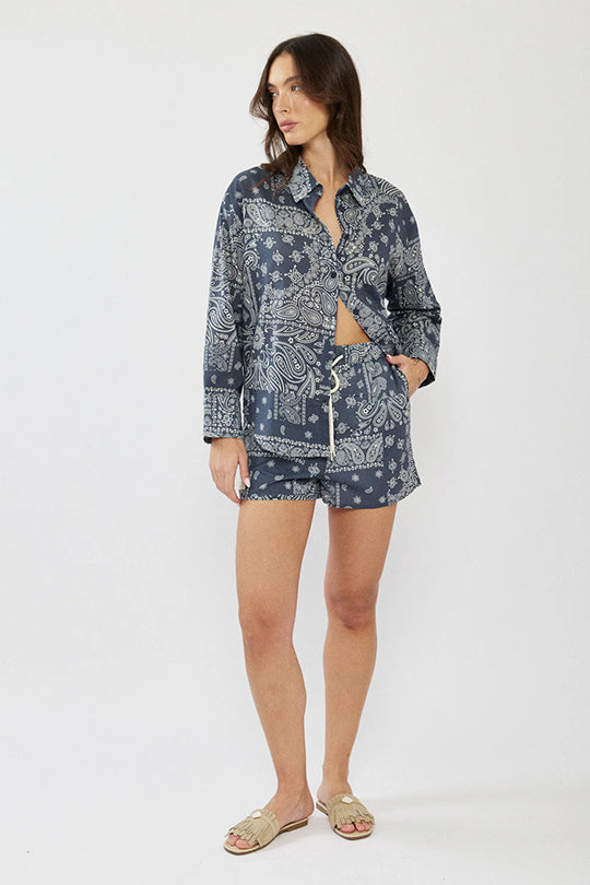 חולצה מכופתרת לנשים בצבע כחול עם הדפס פייזלי