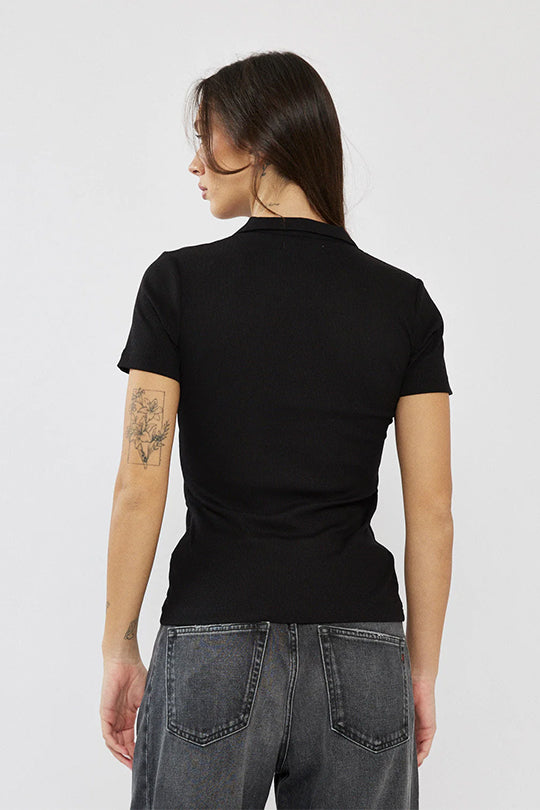 חולצת פולו לנשים בצבע שחור