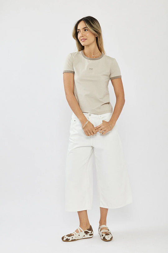 טי-שירט רינגר לנשים בצבע בז׳