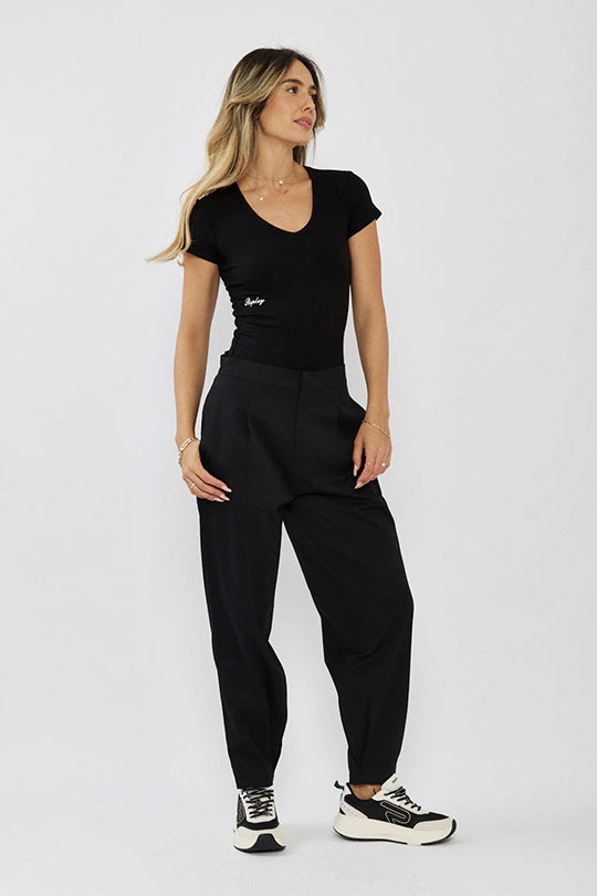 טי-שירט ריב לנשים בצבע שחור עם מפתח וי ורקמה