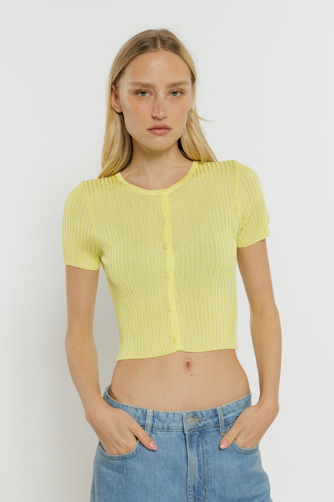 חולצת קרופ מכופתרת Eline בצבע צהוב