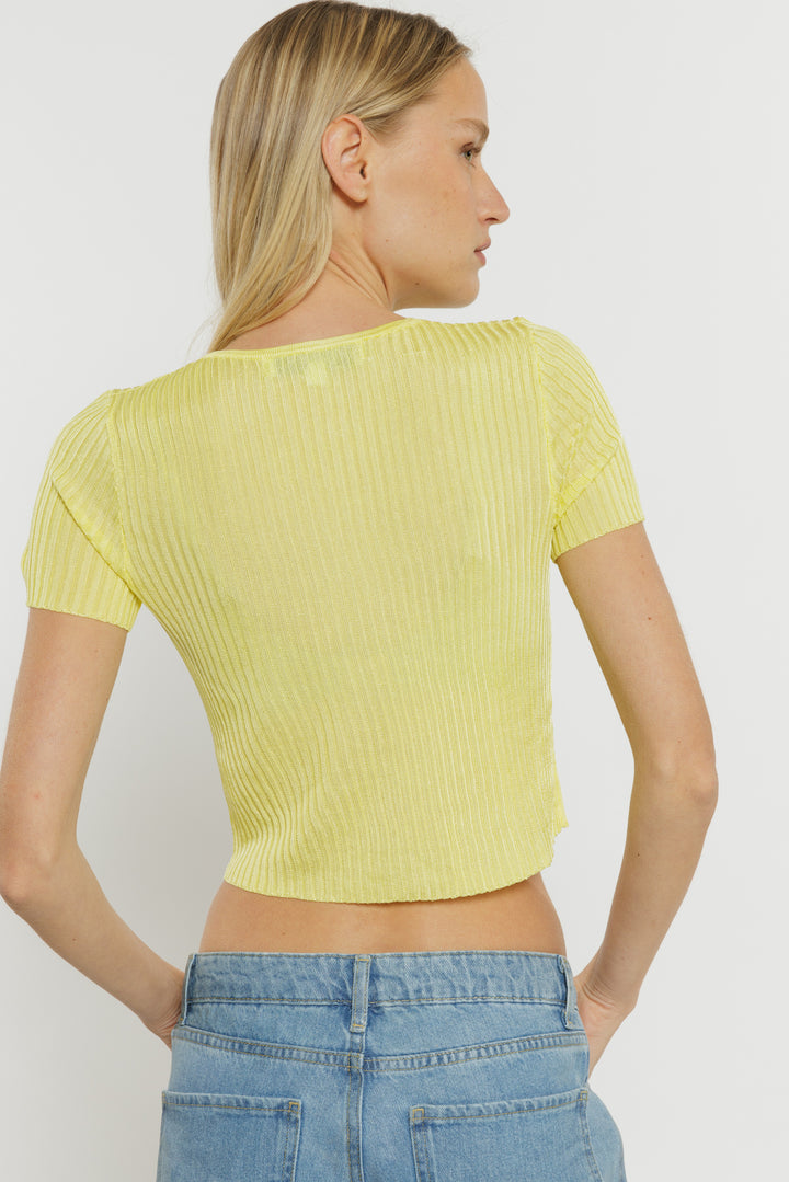 חולצת קרופ מכופתרת Eline בצבע צהוב