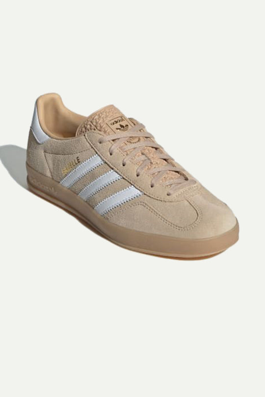 נעלי סניקרס Gazelle Indoor בצבע בז' ולבן